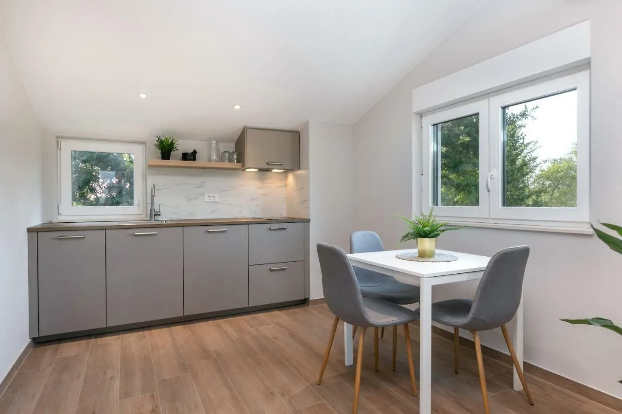 Quercus Apartments - Peace & Nature By The Bike Trail Funtana Gasthof